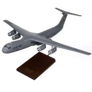  C 141B Starlifter Gray   1/100 scale model Toys & Games