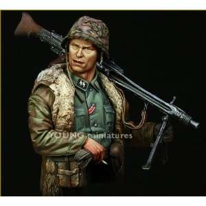    Waffen SS MG 42 Gunner Ardennes 1944 (Unpainted Kit) Toys & Games
