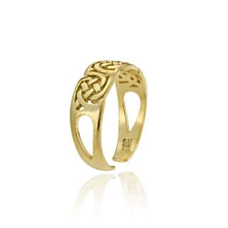 . The toe ring features beautiful Celtic knot design set in 18k gold 