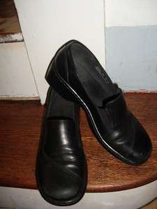 CLARKS black leather slip on soft cushion shoes SZ 9M  