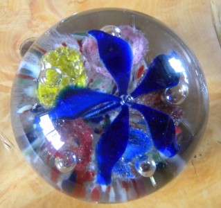 Lovely Art Glass Paperweight Open Lily Shapes Blue Flower in Center 